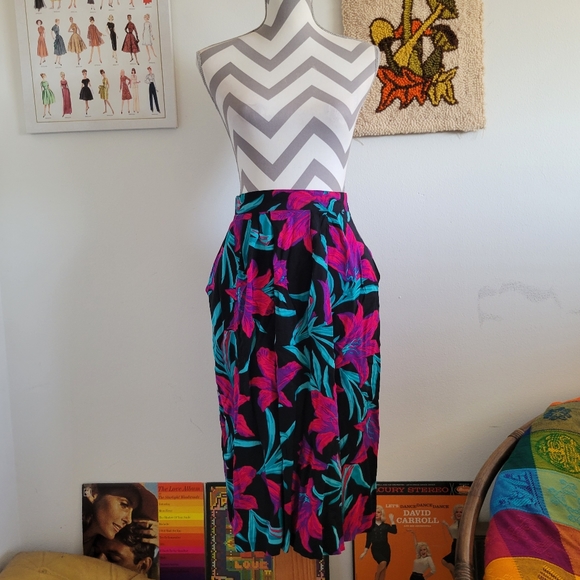In Group LTD | 80s Vintage Black & Pink Hibiscus Print Midi Skirt - Picture 1 of 7